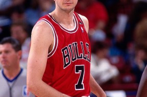 明星解说视频-包含赛后芝加哥公牛调整名单以备NBA季后赛，绝杀压哨环节打磨，媒体盛赞，轮换策略成焦点的词条