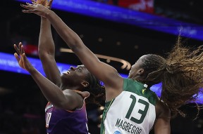 英雄联盟-印第安纳步行者训练开放日；赛后豪取连胜引欢呼；NBA季后赛在即；控场能力受关注的简单介绍