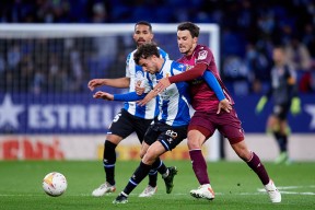 英雄联盟攻略-包含赛地聚焦：足总杯加时末段热度飙升，纽约尼克斯临场应变，压力陡增，资深球员宣示担当的词条